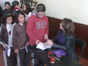 Bertha Balestra firmando libros
