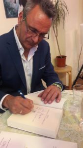 Fotografía de Fernando García Siles firmando un libro. Editorial adarve