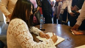 Belinda Díaz durante la firma de ejemplares. Editoriales actuales de España, Adarve