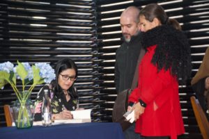 Alejandra Navas firma ejemplares de su libro Linaje. Editorial Adarve de España