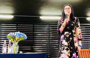 Alejandra Navas durante la presentación de su novela Linaje. Editoriales actuales de España, Adarve