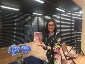 Alejandra Navas presenta su libro Linaje. Editoriales de España, Adarve