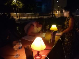 La noche cae en la Bobadilla durante la presentación de Charo Mejía. Editorial Adarve