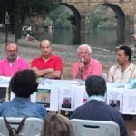 Florentino Gómez durante el acto de presentación deEl vértigo de la eternidad en Pinofranqueado. Editoriales actuales de España, Adarve