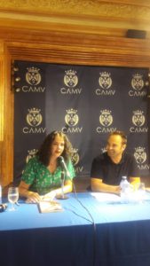 Rosalía de Santos junto a Javier Samper durante la presentación de la novela Oscuras luces de septiembre en Villena. Editoriales de España, Editorial Adarve