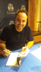 Javier Samper firma ejemplar de su novela Oscuras luces de septiembre. Editorial Adarve de España