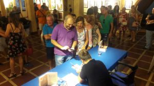 Público esperando su ejemplar de Oscuras luces de septiembre autografiado. Editoriales actuales de España, Adarve