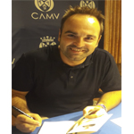 Javier Samper firma un ejemplar de su novela Oscuras luces de Septiembre. Editorial Adarve de España