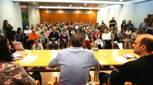 Público asistente a la presentación de la novela En las afueras. Editorial Adarve, Editoriales españolas