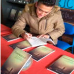 Duván Vargas firma un ejemplar de su novelaContraproducente. Editoriales actuales de España, Editorial Adarve