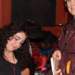 Ana Carreño firma un ejemplar de su libro Anomine. Editorial Adarve de España, Editoriales actuales de España, Editoriales españolas