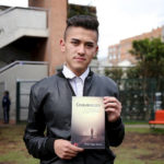 Duván Vargas junto a su novela Contraproducente. Editorial Adarve, Editorial Adarve de España, Editoriales de España, Editoriales actuales de España, Editoriales españolas, Editoriales españolas actuales