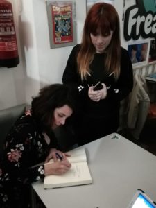 Ana Sintes firma ejemplares de Evengarg Herederos de la guerra I. Editorial Adarve, Editoriales de España, Editorial Adarve de España, Editoriales actuales de España, Editoriales españolas, Editoriales españolas actuales