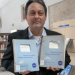Foto de Pierre Monteagudo junto a los documentos de Héctor R Rojas. Editorial Adarve, Editorial Adarve de España, Editoriales de España, Editoriales actuales de España, Editoriales españolas, Editoriales españolas actuales