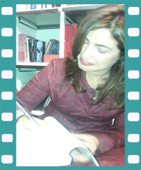 Etxenara Mendicoa firma un ejemplar de La inocencia de las sardinas. Editorial Adarve, Editoriales que aceptan manuscritos