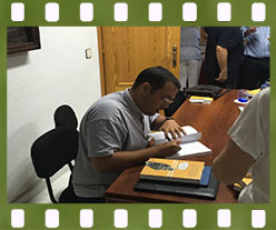 Anselmo Matilla firma ejemplares de Manual de la Historia de la Filosofía. Editorial Adarve, Editoriales que aceptan manuscritos