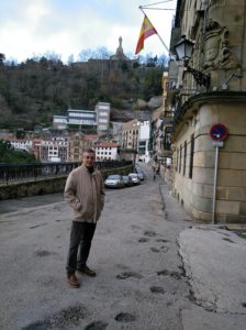 Javier Pagola autor del libro Bajo lluvia de plomo. Editorial Adarve, editoriales de España